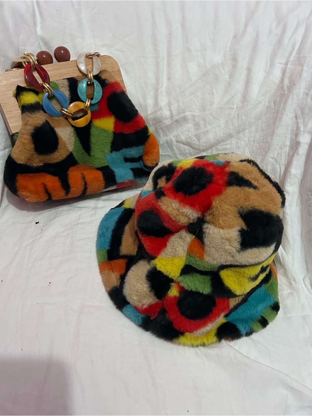Wood frame Multicolor Faux Fur Clutch purse w/ acrylic chain & mtchn Bucket Hat